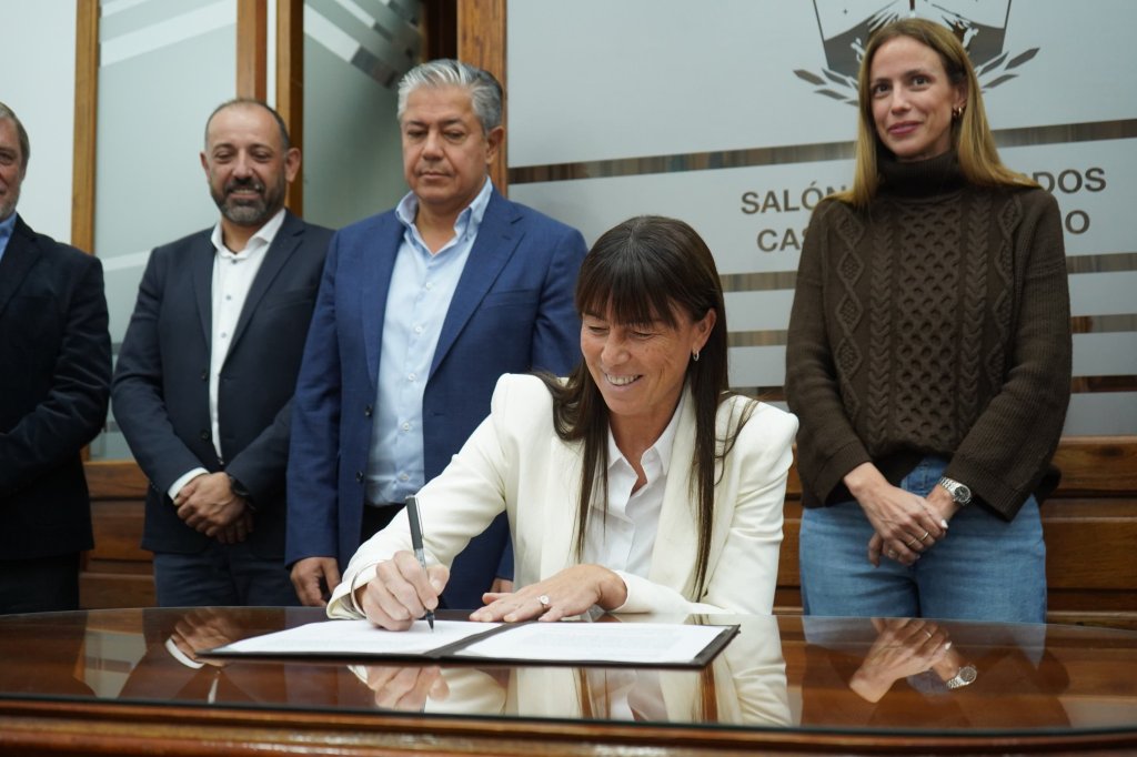 Rolo Figueroa y Julieta Corroza firmaron el inicio de tres obras fundamentales en el interior&nbsp;neuquino