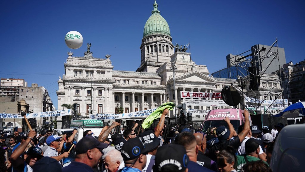 Transporte parcial y servicios afectados en una jornada de protestas frente al&nbsp;Senado