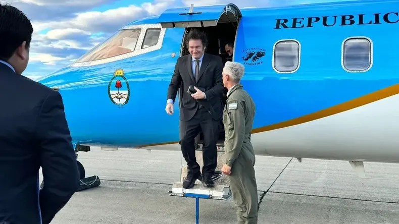 Milei llega a Washington en un día clave de su gestión, con el paro y la reforma laboral en Argentina